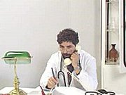 Ginekolog posuwa zwieracze pacjentki