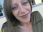 Poborowy ładuje lufę pani sierżant