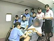 Pilot zabawia się ze stewardessą