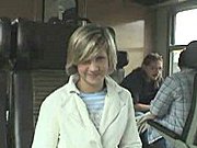 Blondyna robi loda w pociągu
