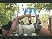 Domina wyprowadza swoją suczkę na spacer