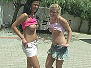 Dwie suczki szaleją na kutasie