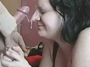 Spusty na twarz dojrzałej brunetki