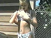 Blond suczka wije się na aucie