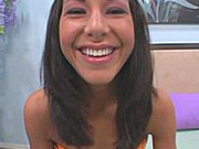 Napalona małolata łyka spermę prosto z bolca