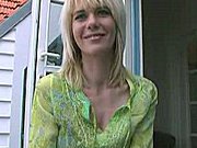 Koleś zapina tyłek blondyny