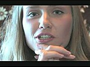 Blondyna sika mlekiem z cycków