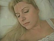 Włamywacz posuwa blond mamuśkę