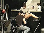 Kudłata okularnica zabawia kolegę