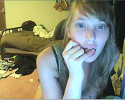 Małolata zadowala się na skypie