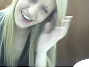 Amatorka zadowala się w bibliotece