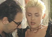 Kolesie zapinają tyłek blondyny