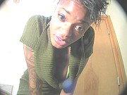 Cycata murzynka robi striptiz