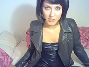 Brunetka masuje się na kamerce