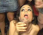 Litry spermy znikają w ustach zdziry