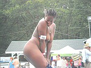 Amatorki pozują nago na basenie