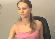 Chuda nastka rozbiera się na kamerce