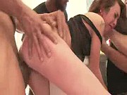 Włamywacze poniewierają dziurki nastolatki