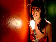 Gorąca brunetka wibruje cipkę