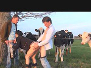 Dwóch młodych posuwa milfkę