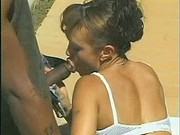 Murzyn zapina dupę koleżanki