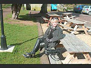 Dojrzała kobieta robi loda w aucie