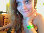 Młoda bawi się zwieraczem