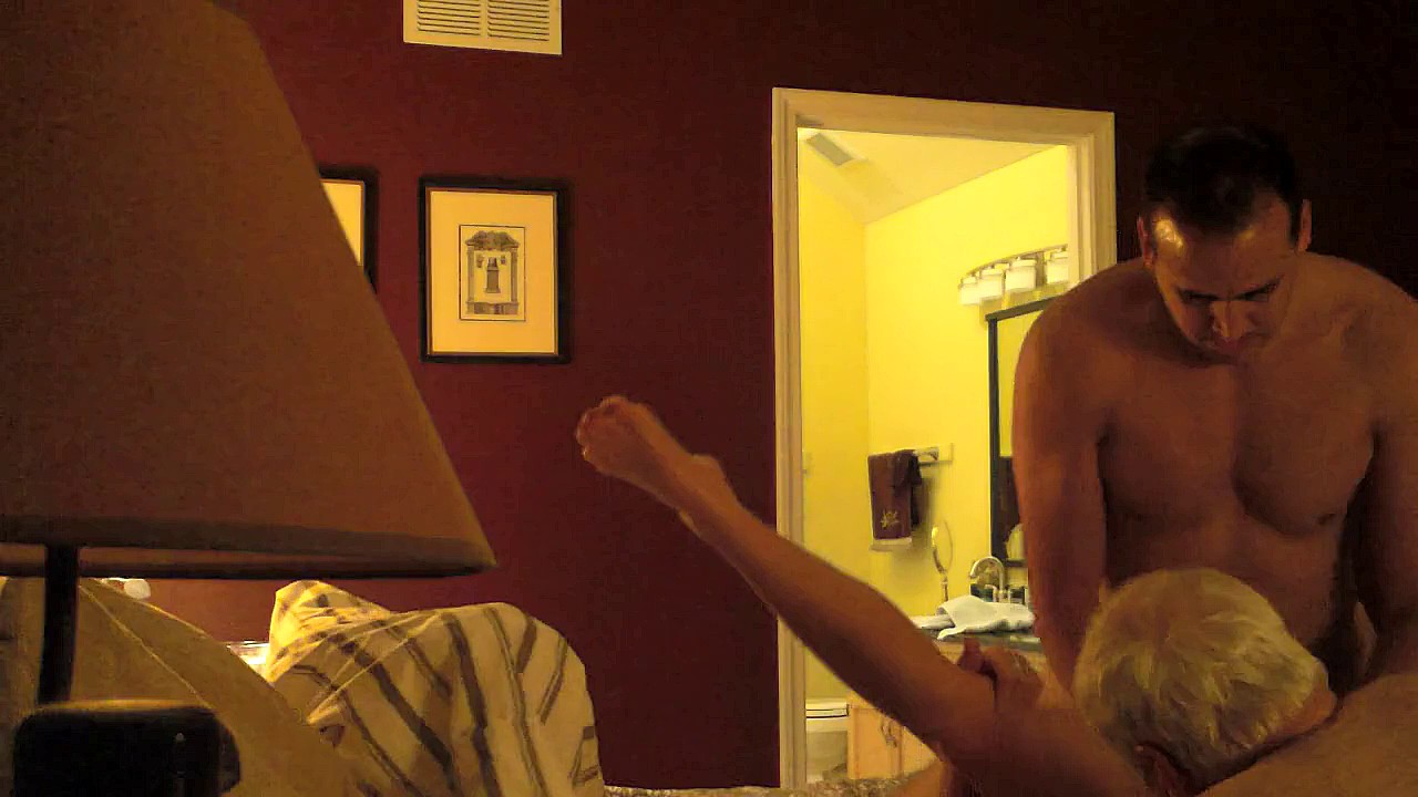 Koleś oddaje swoją żonę dziadkowi