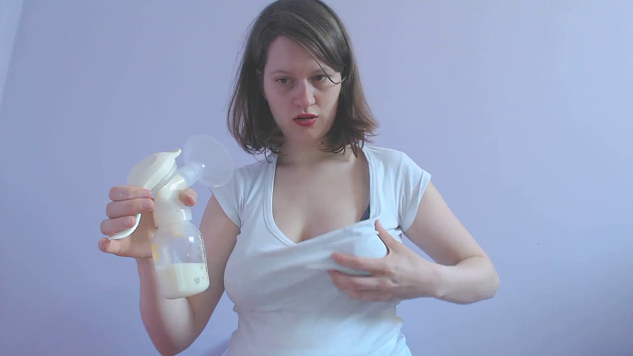 Laska ściąga mleko z cycków