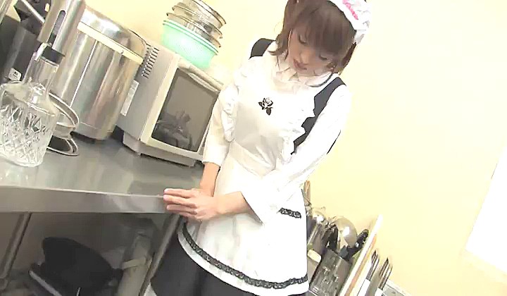 Skośnooka kucharka dogadza sobie na kuchni