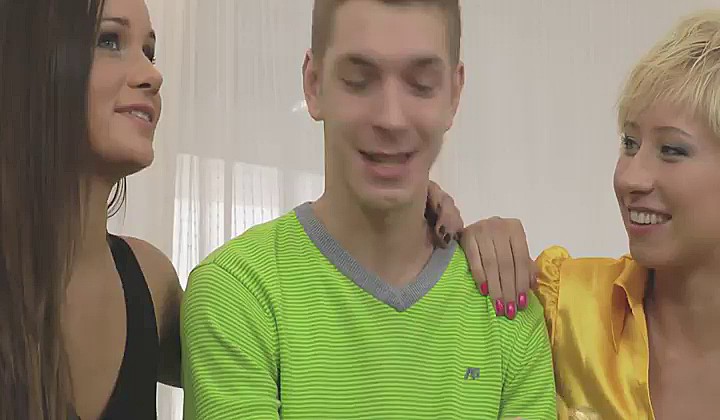 Dwie zboczone panienki i fan pissingu