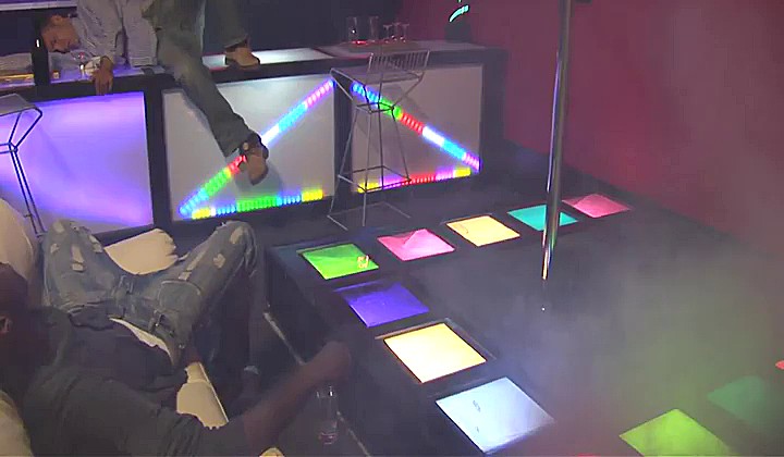 Murzyn zapina zboczone siostrzyczki