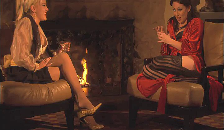 Dwie lesby przy akwarium