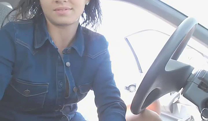 Ślicznotka rozbiera się na parkingu