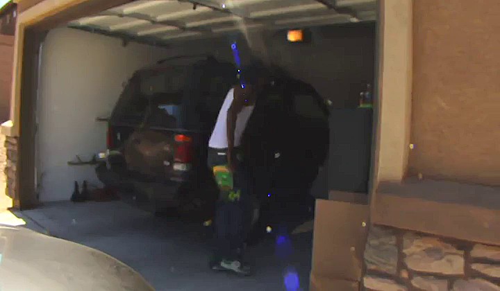 Blondynka i czarny zaganiacz