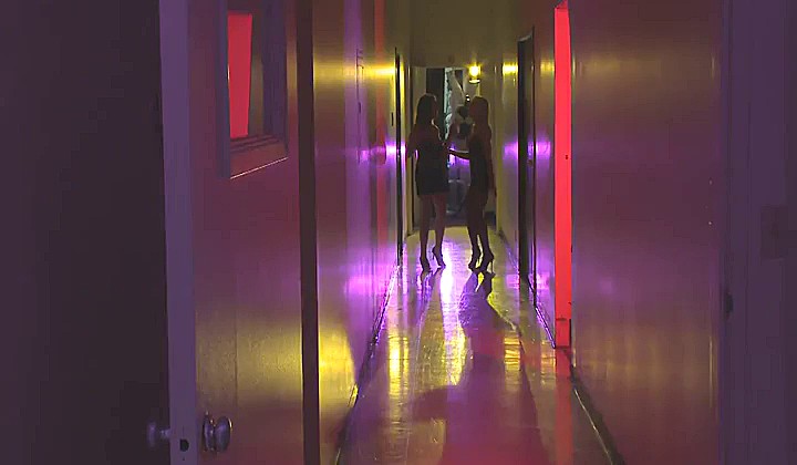 Muzyk zapine dwie pijane fanki