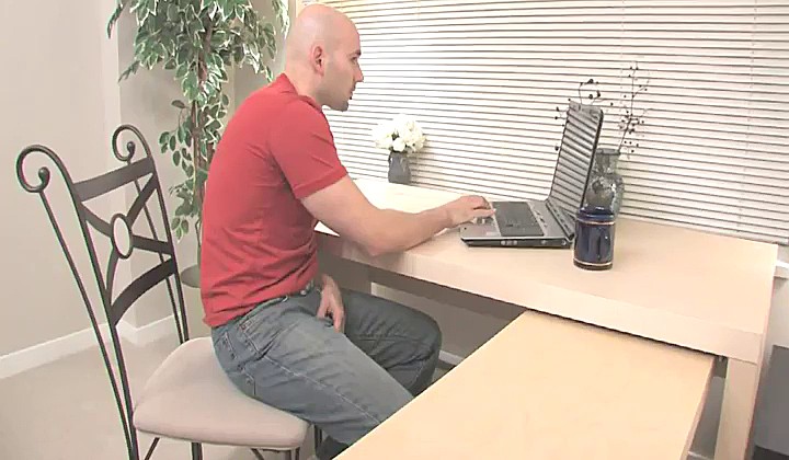 Łysy trzepie przy kompie