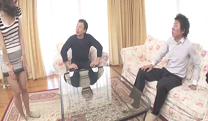 Azjatka popuszcza podczas przymuszonej masturbacji