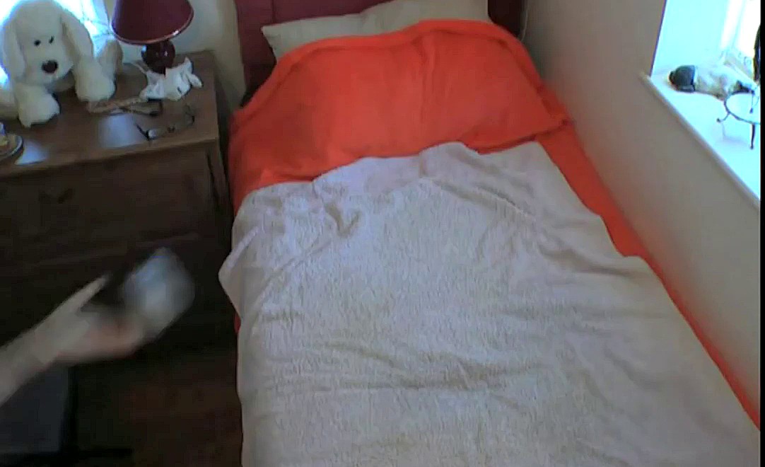 Ukryta kamera nad łóżkiem mamy