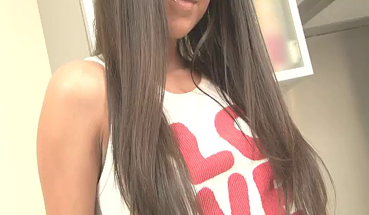 Chuda brunetka dogadza sobie w kuchni