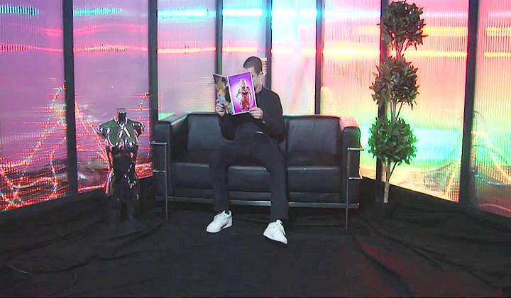 Sztuczna blondyna daje na kanapie