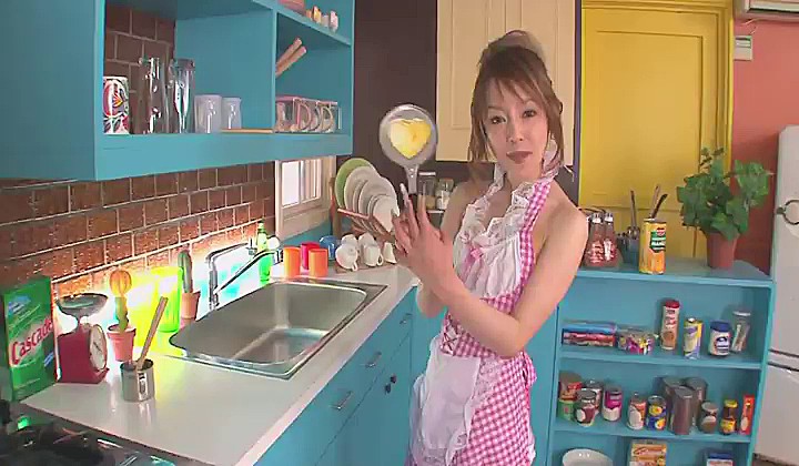 Skośnooka wysysa spermę z fiuta