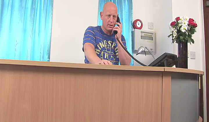 Ostra suka zmusza łysego do seksu