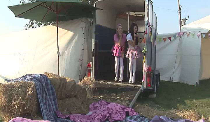 Cycoliny dają dupy na farmie