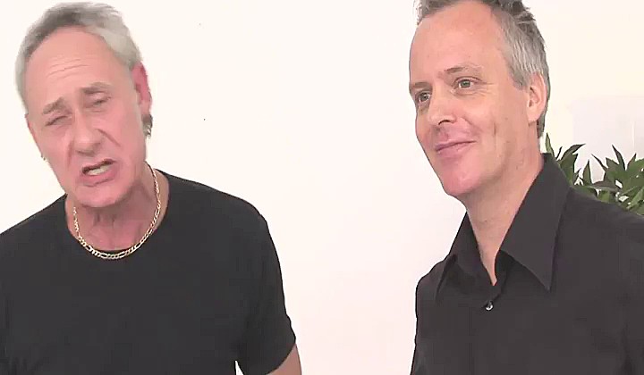 Dziadek z synem zapinają dwie ślicznotki