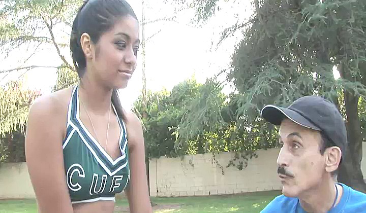 Dziadek zapina zboczoną cheerleaderkę