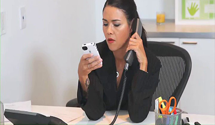 Mama zabawia się z gorącą małolatą