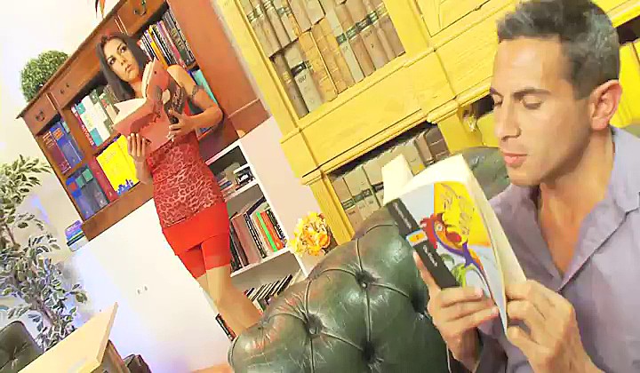 Koleżka zalał ją na kanapie