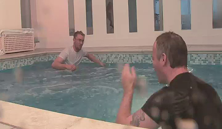 Dwóch jebaków tnie czekoladową szmatę