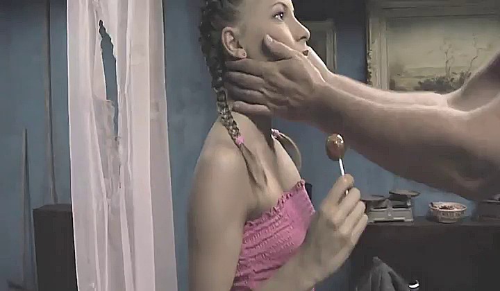 Dziadek zapina napaloną na kasę gówniarę